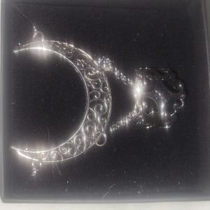 It goes around your wrist and finger. New nbox. Worn still in bix.